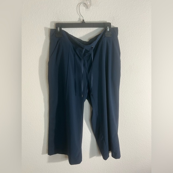Size 14 Athleta women’s Drawstring crop Pant - Picture 2 of 7